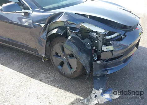 2018 Tesla Model 3 Long Range/Mid Range z USA, uszkodzony, nr VIN 5YJ3E1EA0JF006941